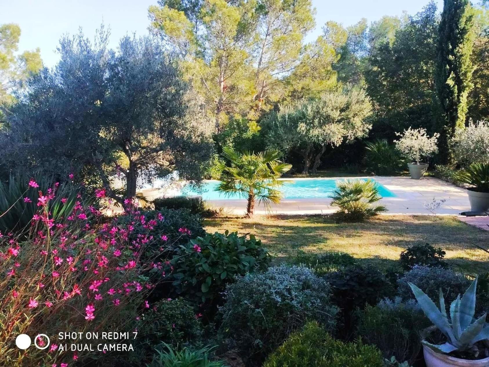 Proche Uzes Petit Avec Grande Cuisine D'ete Et Piscine *