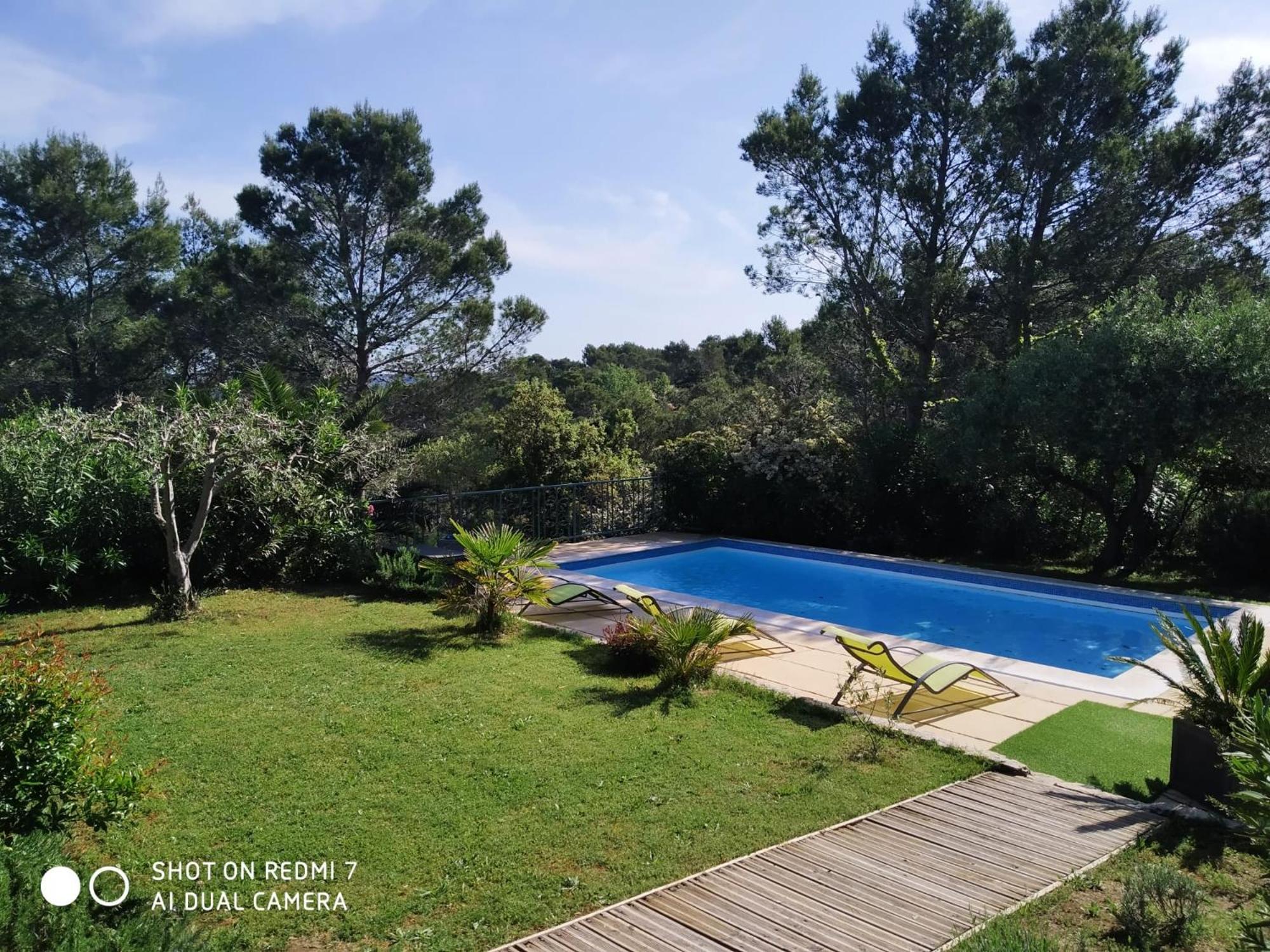 Proche Uzes Petit Avec Grande Cuisine D'ete Et Piscine